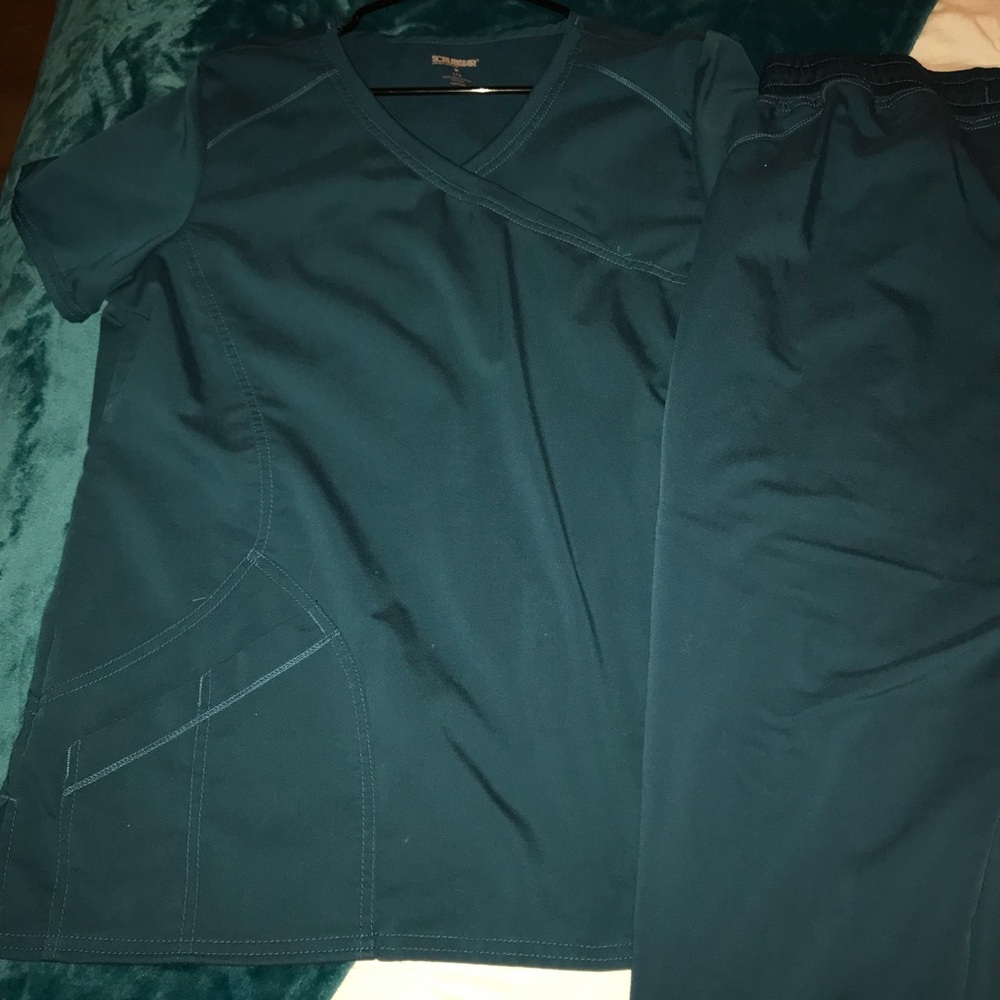 Scrub set